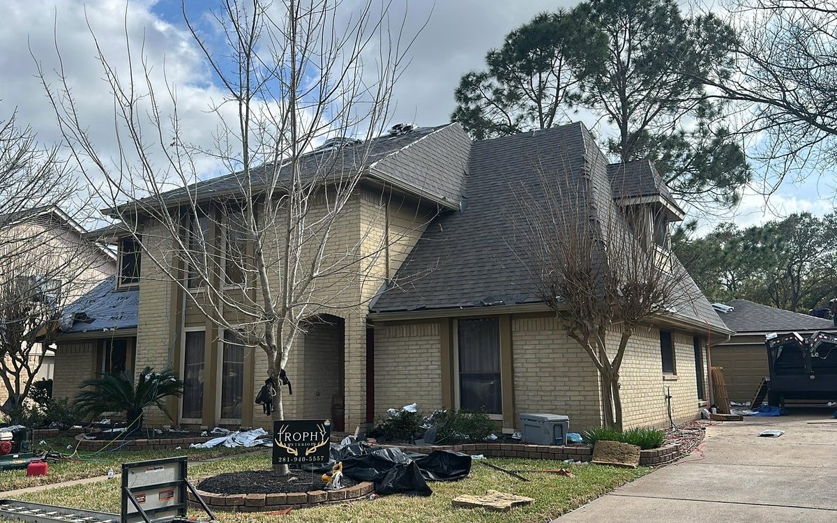 What Belongs in Your Roofing Contract in Beaumont