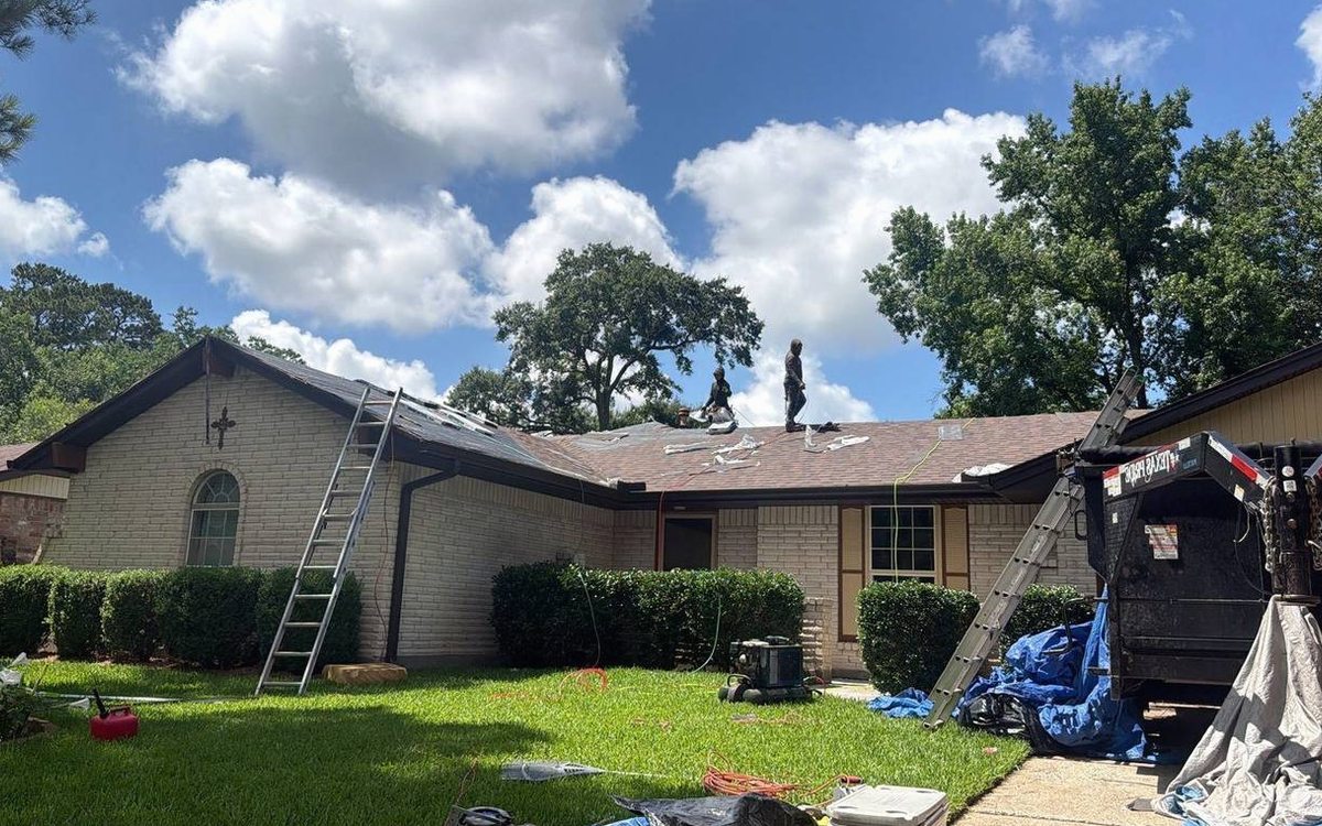 What Belongs in Your Roofing Contract in Conroe / North Houston
